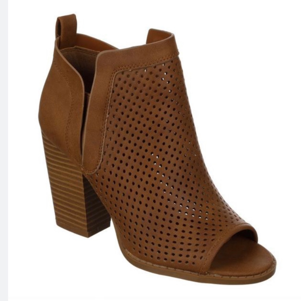 NWOT Women’s Georgia Block Brown Booties
